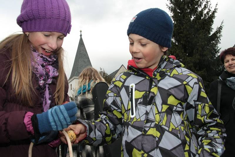 U prachatického hřbitova se opět pekala vajíčka.