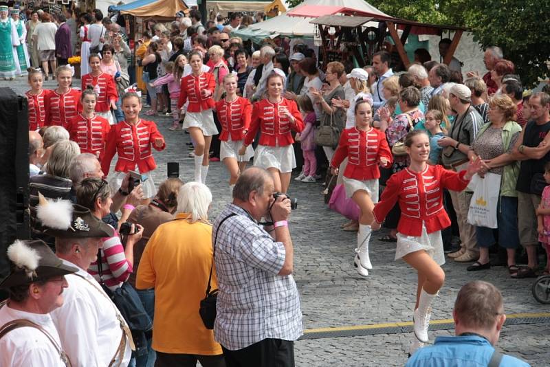 Sobotní program Slavností Zlaté stezky v Prachaticích odstartoval příchod historického průvodu s hlavním hostem letošních slavností Helenou Vondráčkovou.