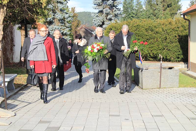 Poslední rozloučení s Janem Stráským se uskutečnilo v pondělí 18. listopadu v pietní síni v Prachaticích.