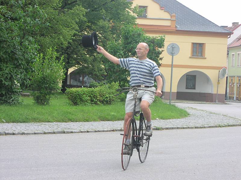 Vzpomínka na Vojtěcha Švece, bývalého tajemníka Městského úřadu v Netolicích.