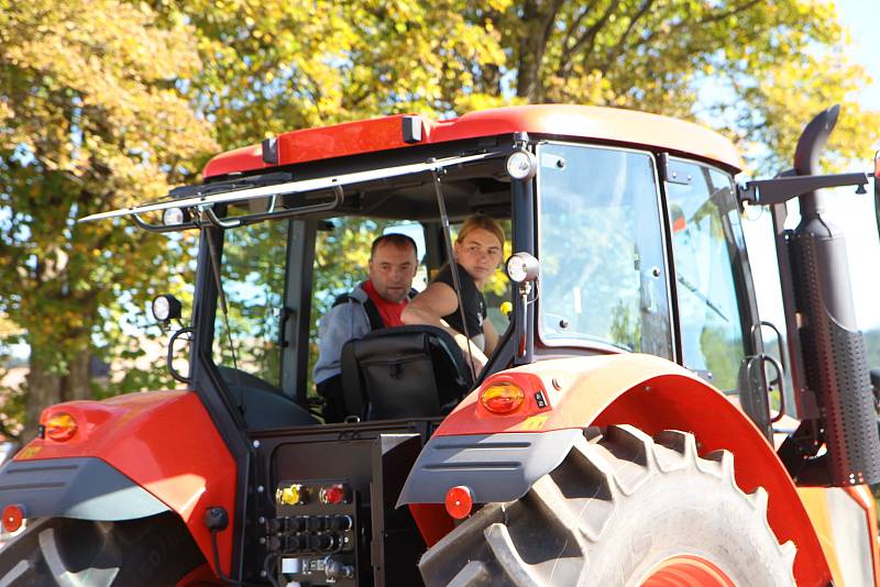 Couvání traktorů s vlekem v Šumavských Hošticích. Foto: Stanislav Falář