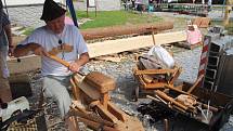 Karel Fürbach z Volar sedmadvacet let předvádí výrobu dřeváků. Na Volarských slavnostech dřeva nikdy nechyběl.