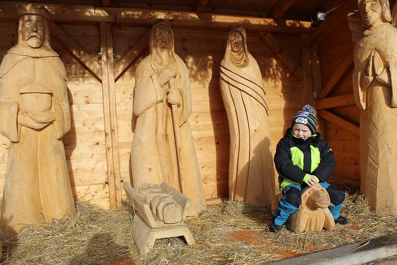 K tradiční vánoční výzdobě ve Volarech už patří vyřezávaný dřevěný betlém s figurami v životní velikosti.