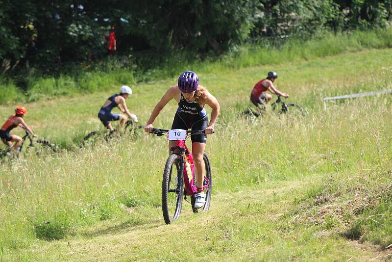 Triatlonistky připravily při Short tracku fanouškům skvělou podívanou.