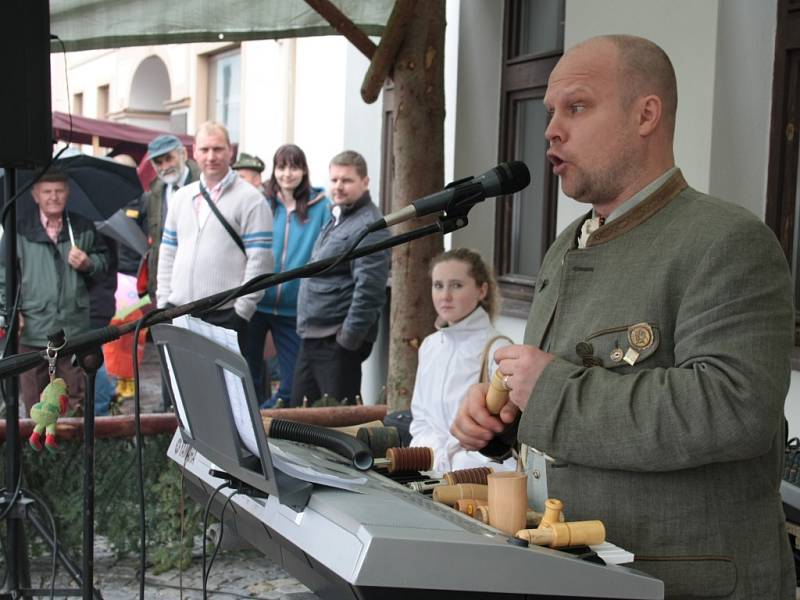 Myslivecké sdružení Vltava připravilo na sobotu bohatý program, kterým oslavilo padesát let od svého založení. Déšť nedéšť, kdo přišel, ten se bavil.