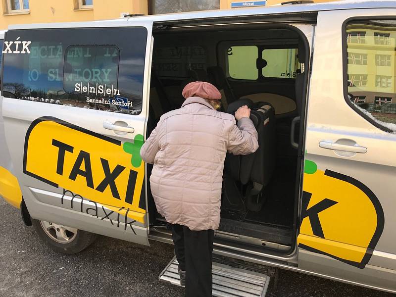 Taxík Maxík jezdí v nouzovém režimu.