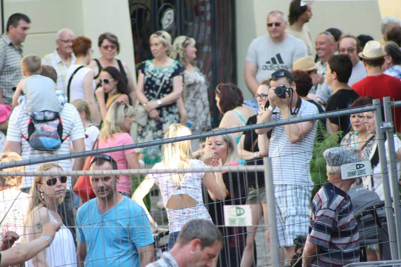 Slavnosti Zlaté stezky v Prachaticích zahájil v pátek v 17 hodin slavnostní průvod a historická ceremonie věnovaná zasedání městské rady nad návrhem nové prachatické kašny.