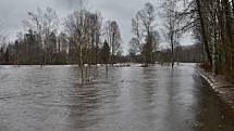 Rozvodněná Vltava u Soumarského Mostu a Černého Křiže.