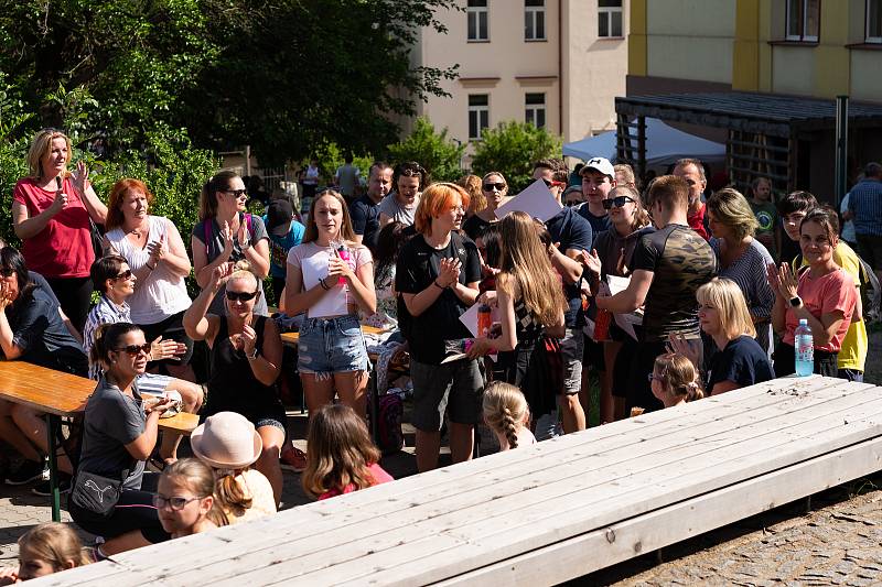 Tradiční zakončení školní roku připravila Základní škola ve Vodňanské ulici hravým odpolednem na školní zahradě. A bylo tam veselo.