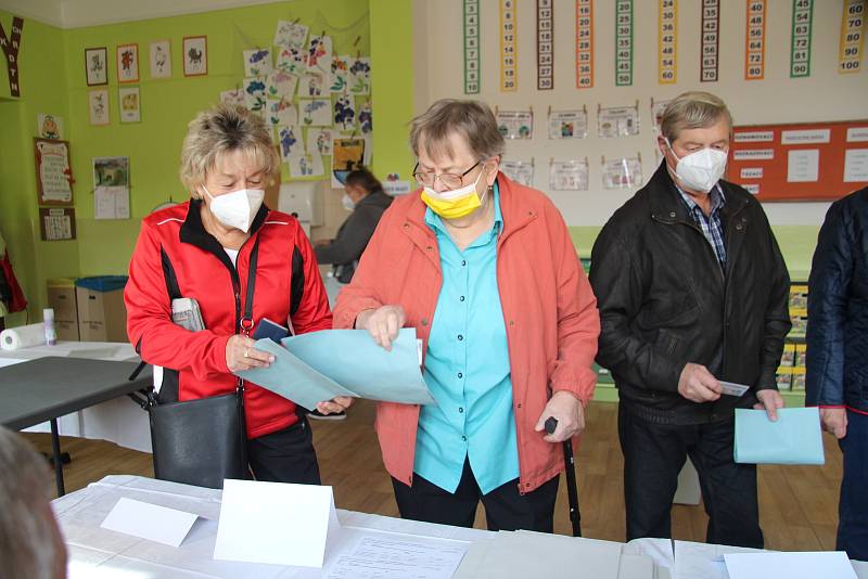 Volební místnost v Základní škole ve Vodňanské ulici zaplnili první voliči hned ve dvě hodiny odpoledne. Před školou se tvořila dlouhá fronta.