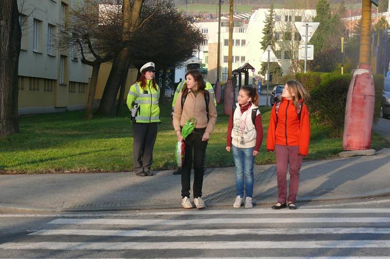 U Základní školy ve Vodňanské ulici v Prachaticích se děti dozvěděly, jak správně přecházet přes přechod. 