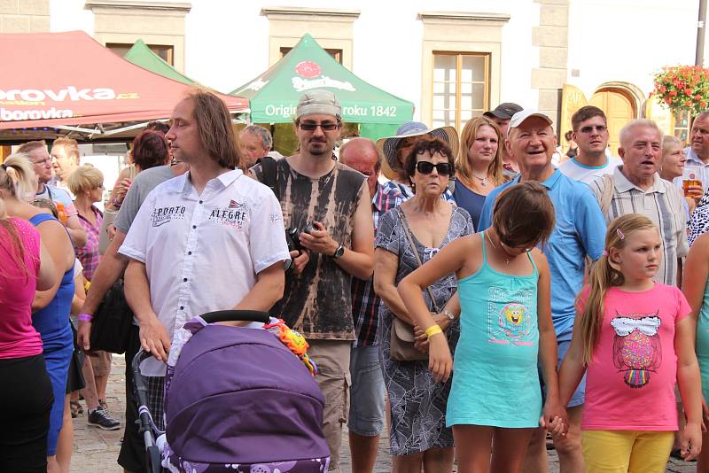 Soumaři z něneckého Grainetu přivezli čerstvou sůl. Tu předali na pódiu rychtáři, jenž ještě smlouval o ceně.