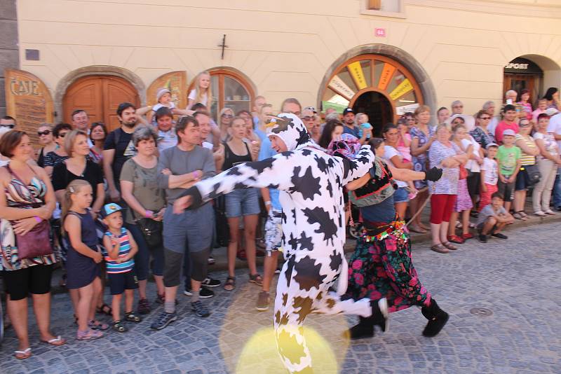 Kočár tažený koňmi přivezl na Velké náměstí Leonu Machálkovou. V průvodu se představili všichni účinkující.