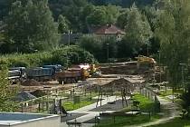 Stavba hřiště pro hokejbal a plochy pro bruslení v parku Mládí v Prachaticích.