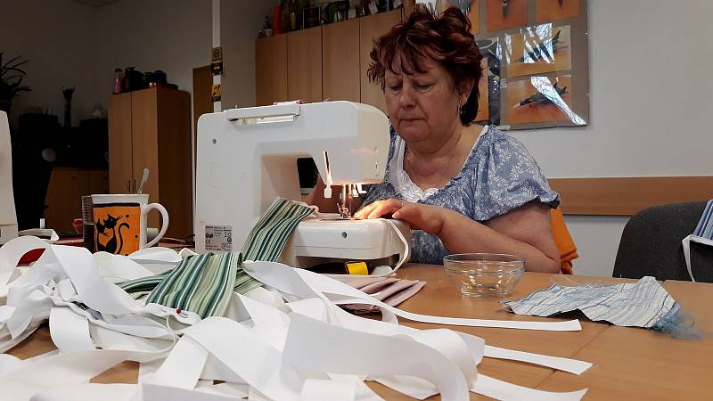 Jiří Kučera, Věrka Tischlerová (na snímku) a Zdeněk Krejsa. Trojka, která v KreBulu skoro tři týdny šila roušky, aby prachatičtí senioři mohli bezpečně na veřejnost.