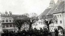 Květen 1945 Dodge WC 62 (či 63) na náměstí. Fotografie z Diplomové práce Mgr. Pavla Študlara Prachatickému deníku poskytl Emil Nachlinger z Těšovic