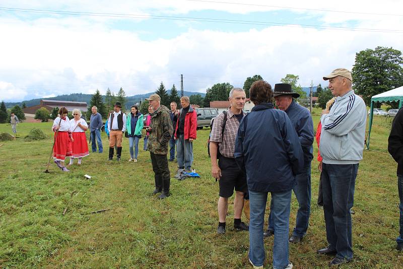 Volarský sekáč se stal již tradicí. Déšť soutěžení trochu komplikoval.