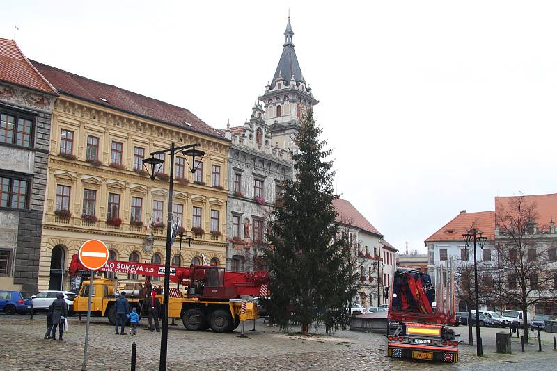 V pátek 18. listopadu dorazil na prachatické náměstí vánoční strom. Zdobit se bude příští týden.