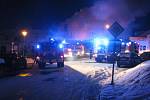 K požáru usedlosti v Dubu vyjelo celkem šest jednotek hasičů, oheň napáchal škody za dva a půl milionu korun.