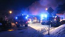 K požáru usedlosti v Dubu vyjelo celkem šest jednotek hasičů, oheň napáchal škody za dva a půl milionu korun.