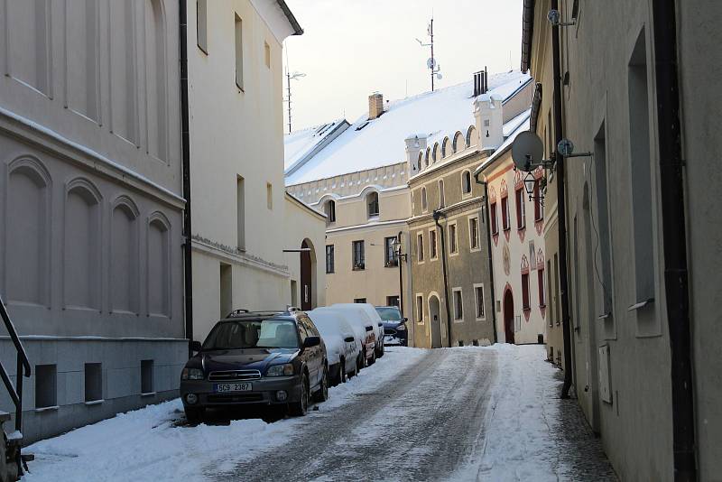 Od brzkého rána se v Prachaticích uklízelo, takže silnice jsou s opatrností sjízdné a chodníky schůdné.