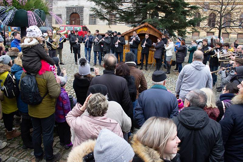 Letos už popáté se na Štědrý den v poledne sešli prachatičtí Zlatí trubači, aby na pár minut zastavili vánoční shon.