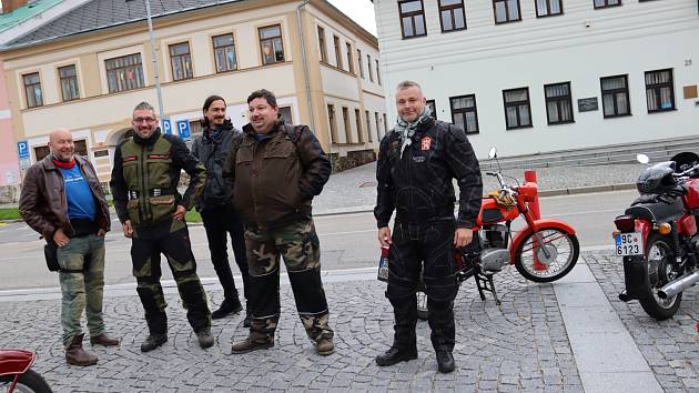 Milovníci motocyklů JAWA vyrazili na poslední letošní vyjížďku.