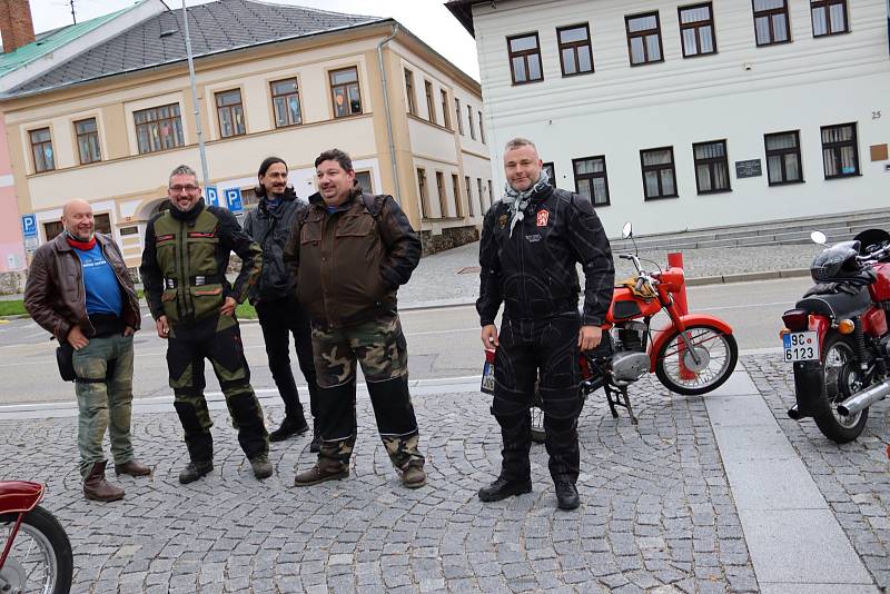 Milovníci motocyklů JAWA vyrazili na poslední letošní vyjížďku.