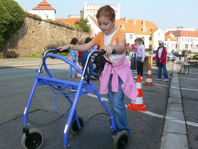 Také děti z prachatických základních a mateřských škol podpořily Evropský den bez aut. Na osmi stanovištích si v Zahradní ulici v Prachaticích otestovaly své znalosti přírody, bezpečné jízdy na kole či ošetřování zranění. Učily se i chránit životní prostř