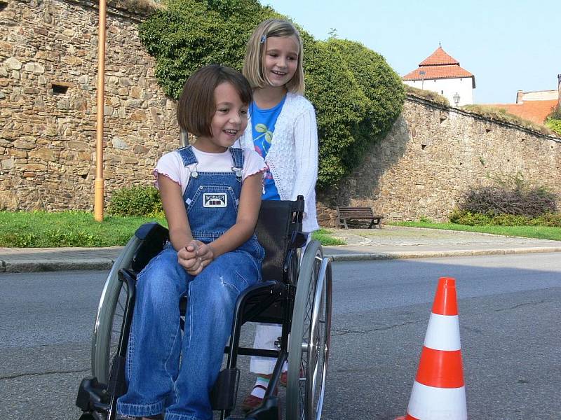 Také děti z prachatických základních a mateřských škol podpořily Evropský den bez aut. Na osmi stanovištích si v Zahradní ulici v Prachaticích otestovaly své znalosti přírody, bezpečné jízdy na kole či ošetřování zranění. Učily se i chránit životní prostř