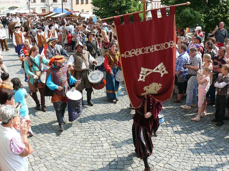 Je sobota 26. června a Prachatice se probudily do slunného druhého dne Slavností solné Zlaté stezky. 