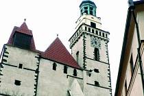 LETOS NEOTEVŘE. Rekonstrukce prachatického kostela sv. Jakuba v letošním roce zkazí turistům vyhlídku z výšky. Bezpečnost je na prvním místě, tak věž kostela zůstane uzavřená.