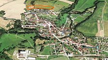 Lokalita Na Hořicích ve Strunkovicích nad Blanicí (v horní části snímku červeně označená) by měla být v budoucnu plná novostaveb.