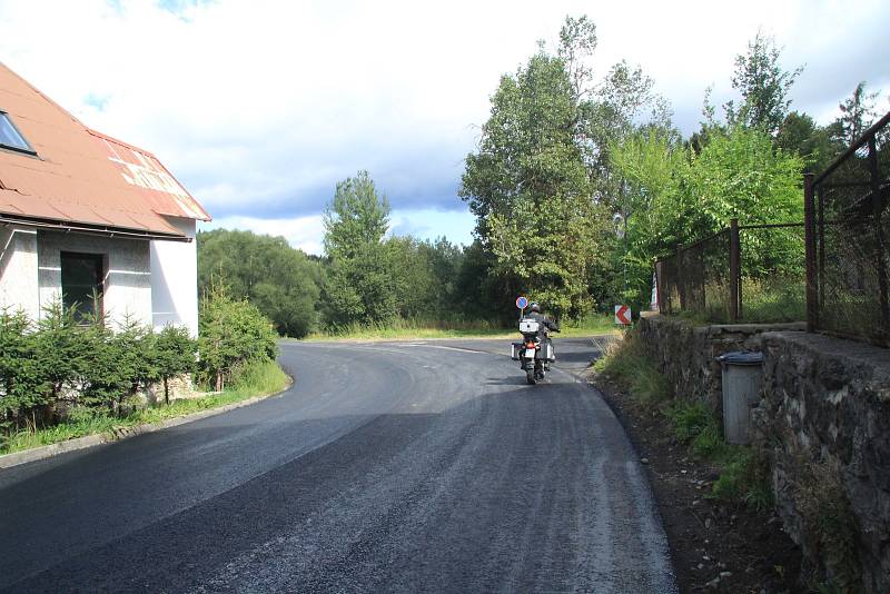 Objízdná trasa vedoucí přes Zátoň je chvílemi zkouškou nervů. Někteří řidiči čekání vzdají a jedou i na červenou.