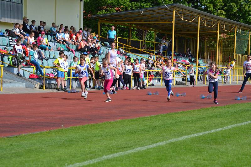 Městský stadion se zaplnil dětmi. Dům dětí a mládeže pro ně připravil atletickou soutěž.