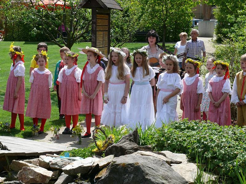 V parku Hospice sv. Jana N. Neumanna otevíraly děti ze Základní školy ve Vodňanské ulici studánky.