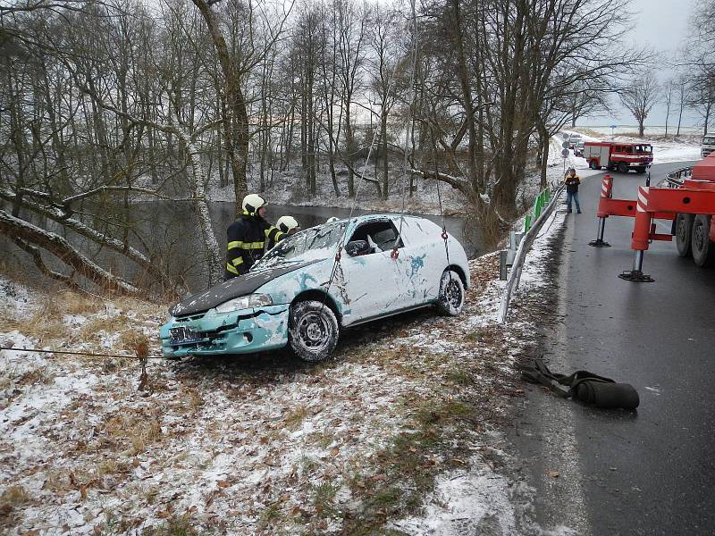 Zásahy hasičů v úterý 16. ledna. Vytažení osobního auta z rybníka u Sudoměřice u Bechyně.