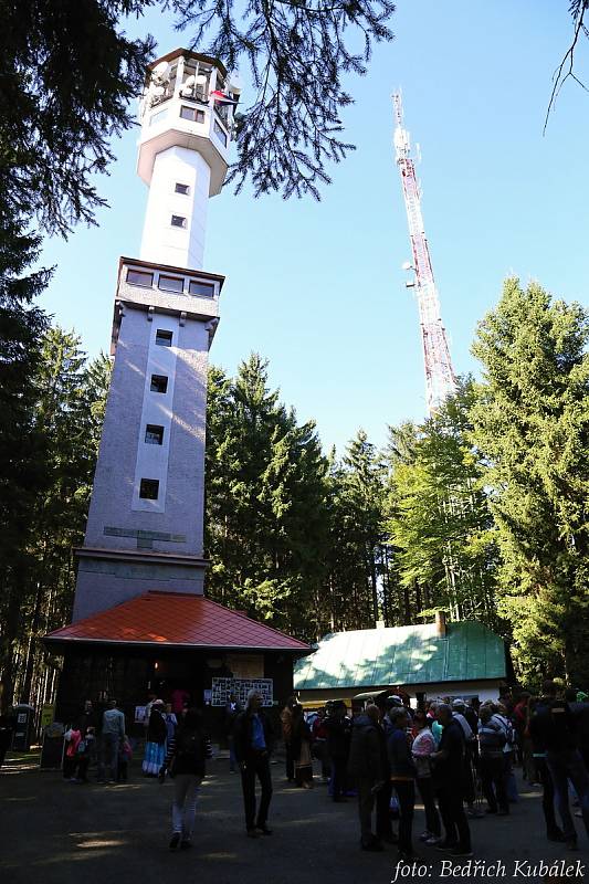 Oslavy sv. Václava pod rozhlednou na Javorníku u Vacova.