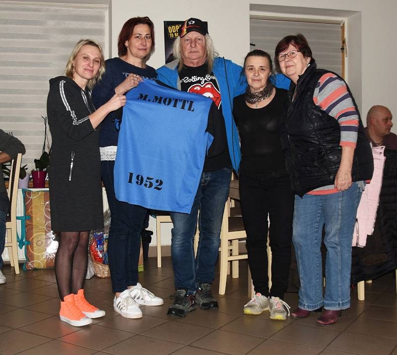 Předseda strunkovických fotbalistů Miroslav Mottl oslavil v pátek 4. února sedmdesátiny. Gratlujeme.