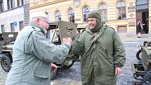 Květiny k pamětní desce na budově úřadu na Velkém náměstí položili v pátek 7. května Prachatičtí.