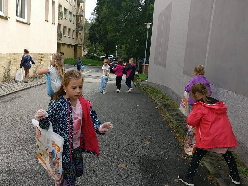 Školáci uklízeli kolem prodejny ve Vodňanské ulici.