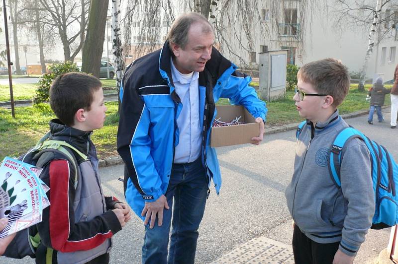 U Základní školy ve Vodňanské ulici v Prachaticích se děti dozvěděly, jak správně přecházet přes přechod. 