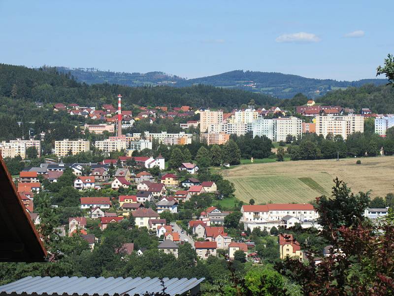 V Prachaticích od rána místní rozhlas hlásí opatření, která by lidé měli dodržovat. Roušky nasazuje asi polovina lidí především při nakupování. Izolovaní cizinci jsou vidět u ubytovny, když chodí kouřit ven.