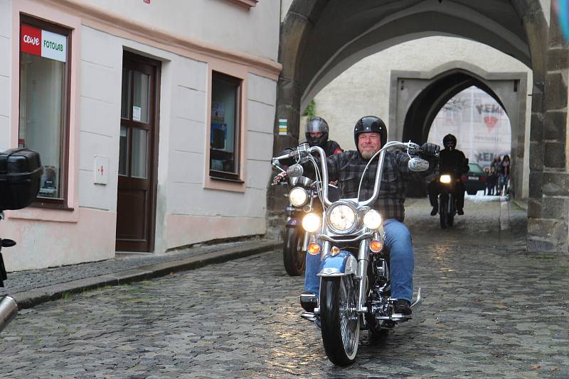 Prachatičtí motorkáři zahájili sezonu 1. Jarní jízdou. Vyjeli z Velkého náměstí Dolní branou.