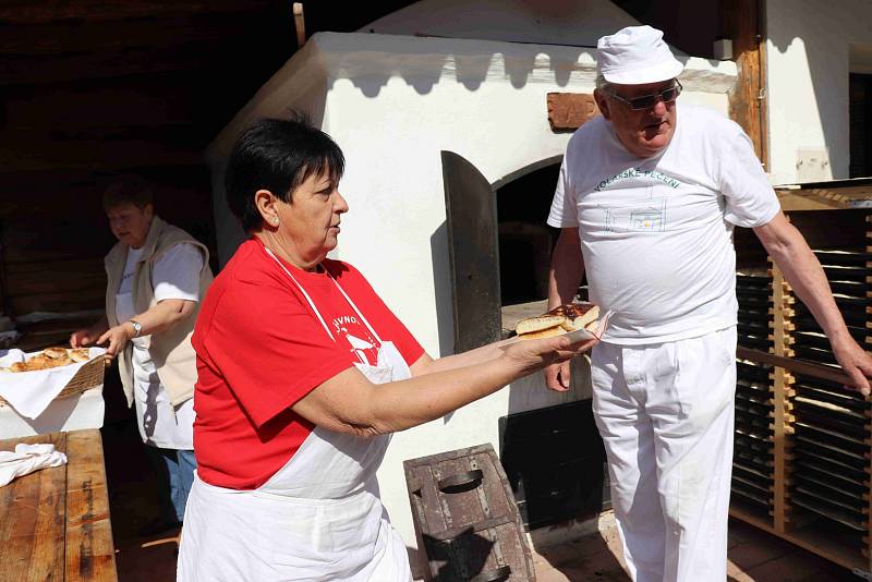 Svatojánské pečení ve Volarech