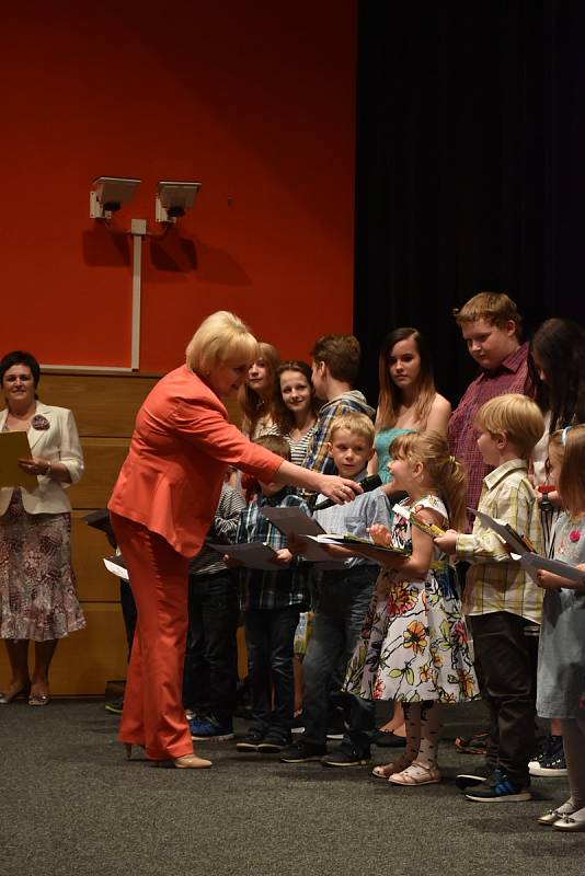 Vimperští budoucí prvňáci si užili svou první školní slavnost. V Městském kulturním středisku byli pasováni na školáky.