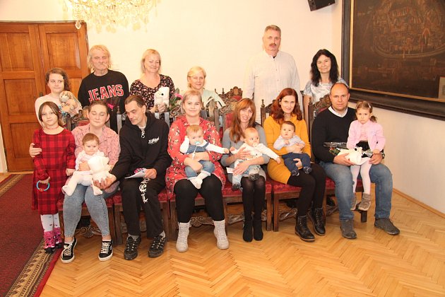 Čtyři holčičky a šest kluků přivítal v pátek 25. listopadu starosta Jan Bauer mezi obyvatele Prachatic. O vystoupení se postaraly děti z MŠ na Skalce.