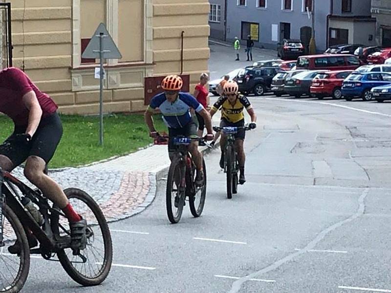 Šumavský MTB maraton projížděl i ulicemi Vimperka.