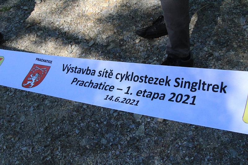 Kateřina Nash a cyklisté z LY:KO klubu Prachatice otevřeli první jízdou první prachatický singltrek.