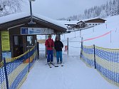 Okresní správce Sebastian Gruber a ZV střediskek zimních sportů-GF Bernhard Hain na první testovací jízdě v lyžařském středisku Mitterdorf.